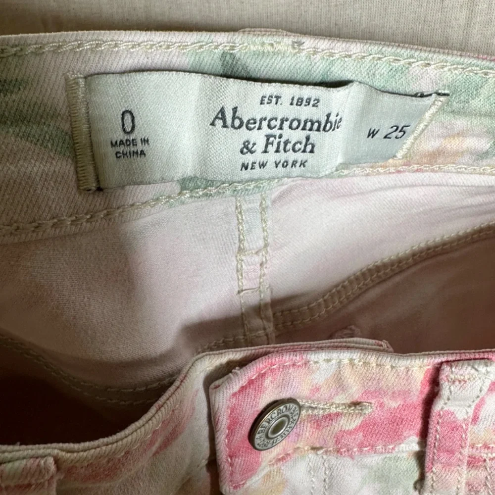 Abercrombie & Fitch Pink Floral‎ Print Denim Jeans Size 0